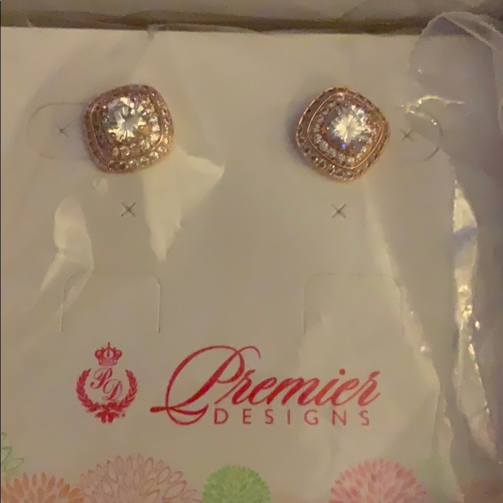 Necklace and earring set